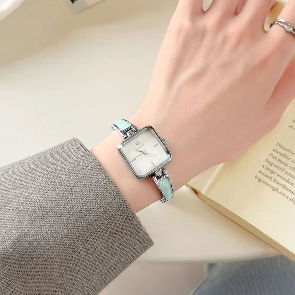 GEDI Watches for Woman Minimalist Square Swan Embossed Dial Silver Quartz Women Watch Elegant Wristwatch Ladies Bracelet